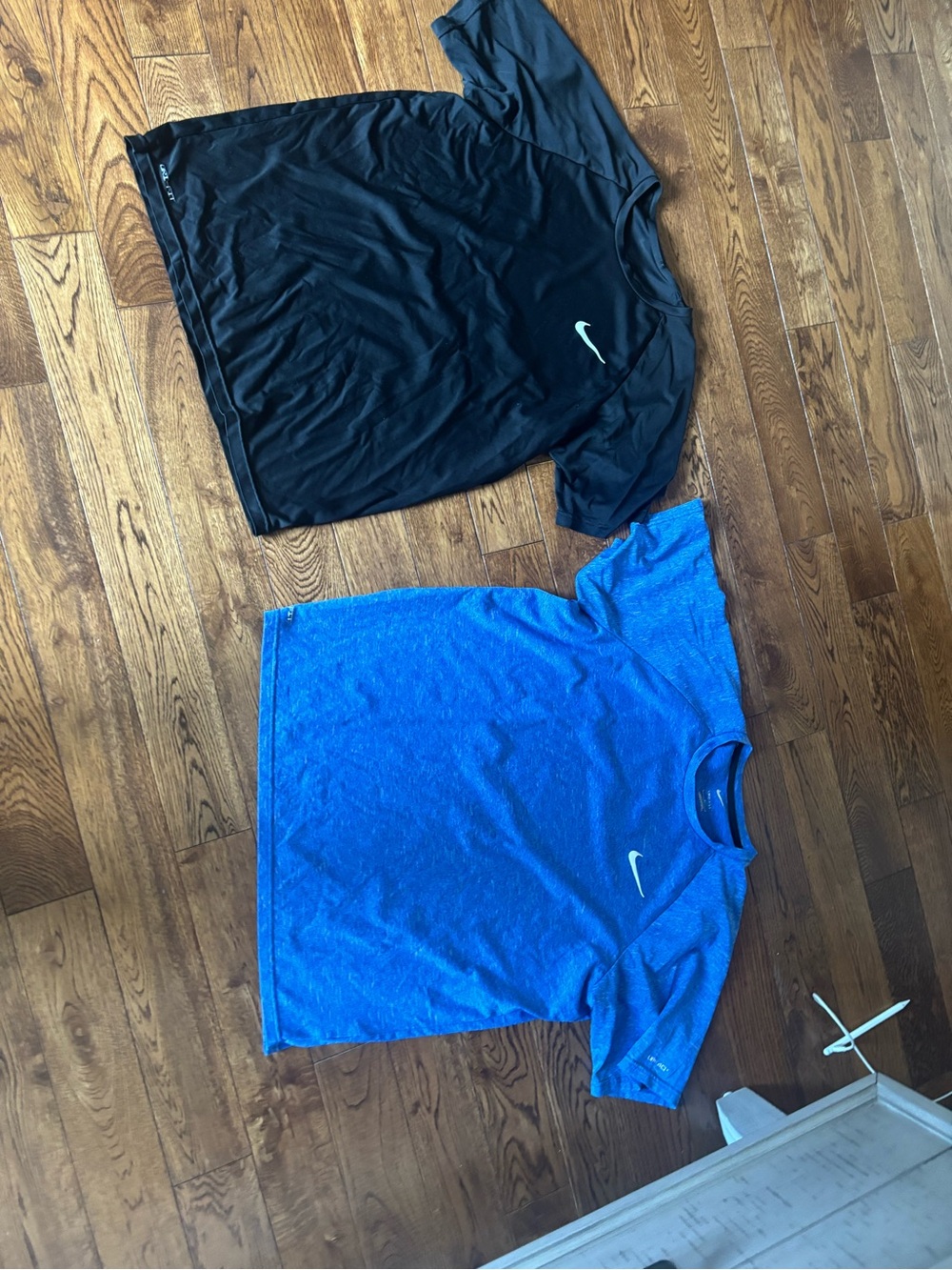 Nike Black Short-Sleeve Performance Tee with White Swoosh - Picture 3 of 5